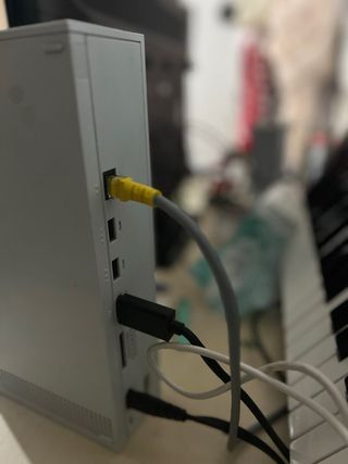 Xbox Series S Blanca con Mando Rojo