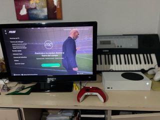 Xbox Series S Blanca con Mando Rojo