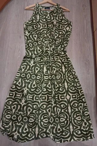 Vestido largo estampado verde y beige.