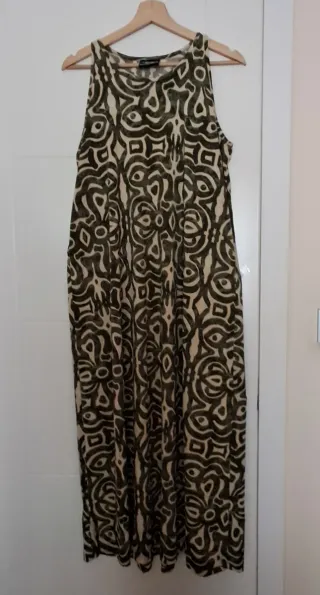 Vestido largo estampado verde y beige.