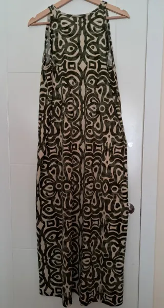Vestido largo estampado verde y beige.