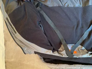 Abrigo largo gris con capucha