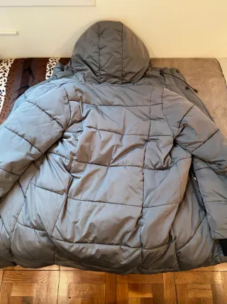 Abrigo largo gris con capucha