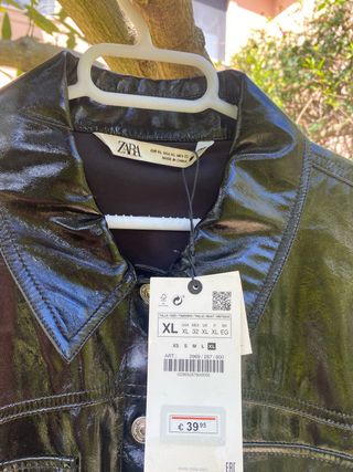 Abrigo Negro Zara Efecto Piel