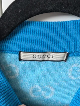 Camiseta azul con logo GG