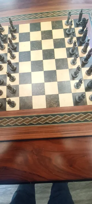 Mesa de juegos antigua de madera