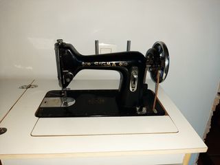 Máquina de coser Sigma con mueble