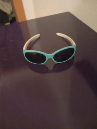 Gafas de sol para bebé color turquesa y blanco