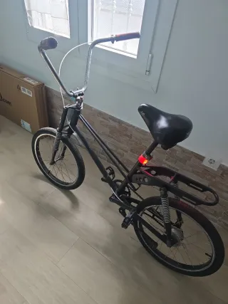 Bicicleta Negra con Ruedas Pequeñas