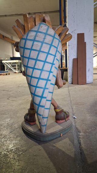Escultura de patatas fritas con personaje