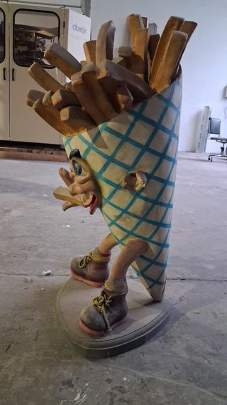 Escultura de patatas fritas con personaje