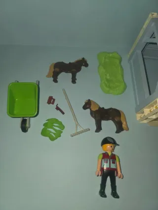 Playmobil establo con caballos y figura