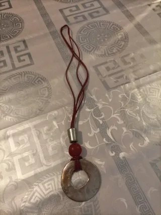 Collar con colgante de disco y cuenta