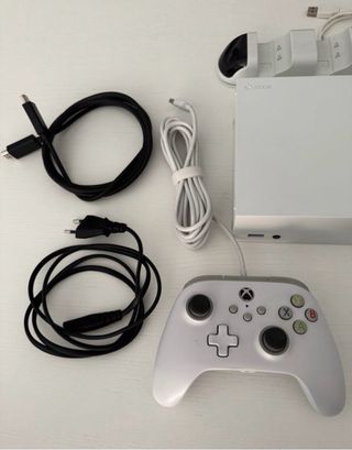 Pacchetto Xbox Series S 512GB + 2 Controller + Base di ricarica