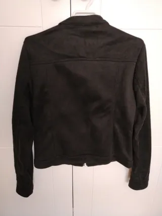 Cazadora ante Esmara negra