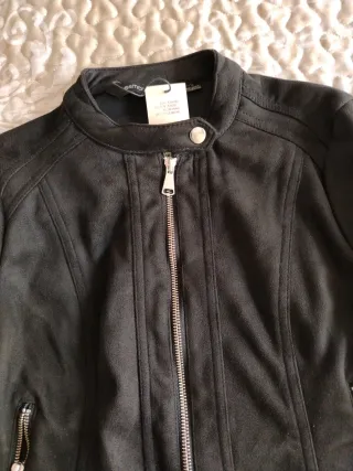 Cazadora ante Esmara negra