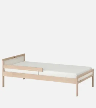 Cama infantil con barrera protectora