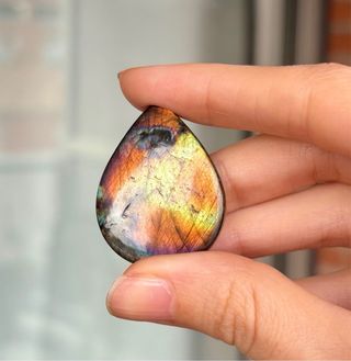 Labradorita arcoíris, cabujón