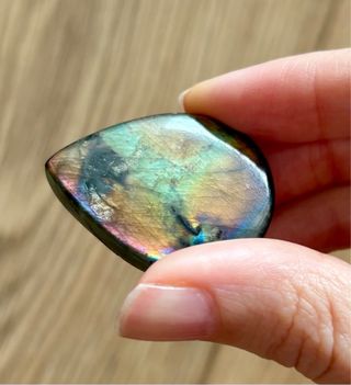Labradorita arcoíris, cabujón