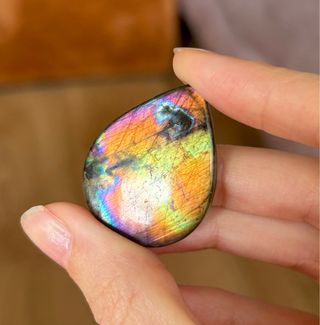 Labradorita arcoíris, cabujón