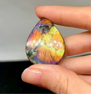 Labradorita arcoíris, cabujón