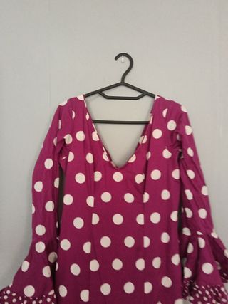 Traje de flamenca morado con lunares blancos