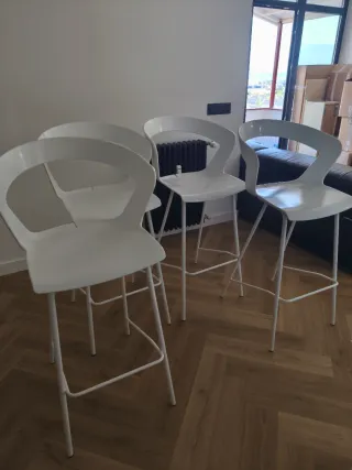 4 Sillas altas, diseño blanco