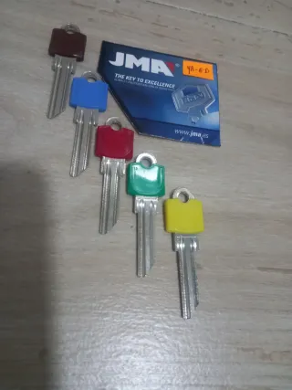 LOTE 48 LLAVES  JMA  YA-6-D   COLORES