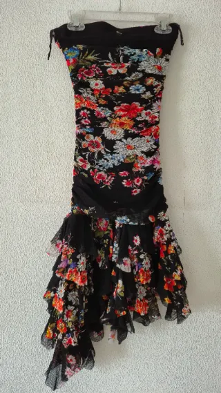 Vestido floral negro con volantes