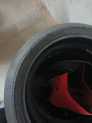 Carenado moto circuito y neumáticos