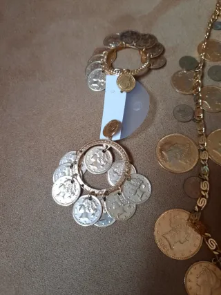 Collar y pendientes con monedas. Bisutería.