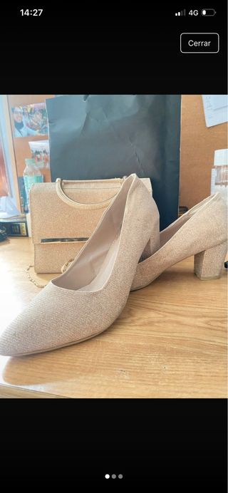 Zapatos y bolso dorado brillantes