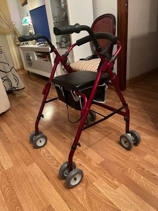 Andador para persona mayor con asiento y ruedas