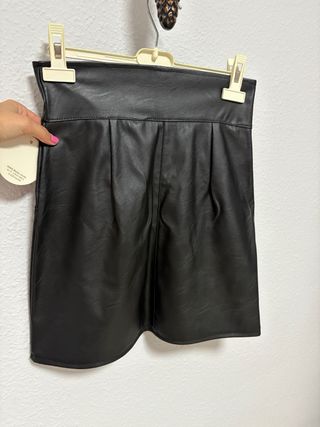 Falda mini polipiel negra talla S