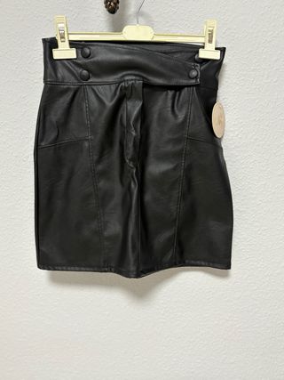 Falda mini polipiel negra talla S