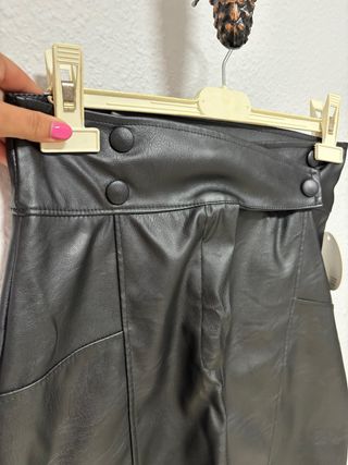 Falda mini polipiel negra talla S
