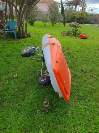 Piragua naranja QUASSOU, muy divertida