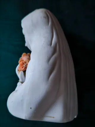 Statuetta in porcellana bianca"Madonna delle Rose"