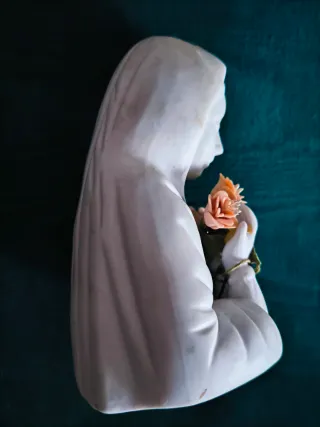 Statuetta in porcellana bianca"Madonna delle Rose"