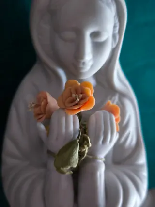 Statuetta in porcellana bianca"Madonna delle Rose"
