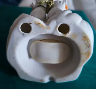 Statuetta in porcellana bianca"Madonna delle Rose"