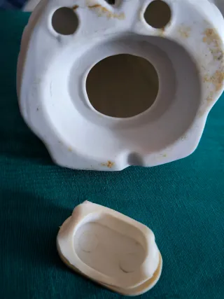 Statuetta in porcellana bianca"Madonna delle Rose"