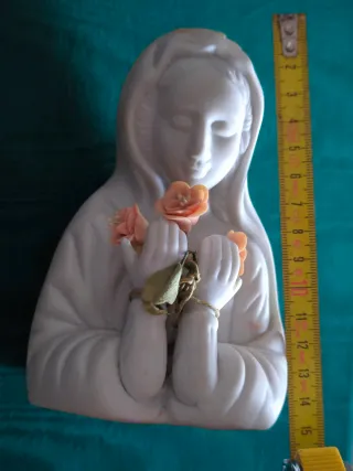 Statuetta in porcellana bianca"Madonna delle Rose"