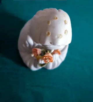 Statuetta in porcellana bianca"Madonna delle Rose"