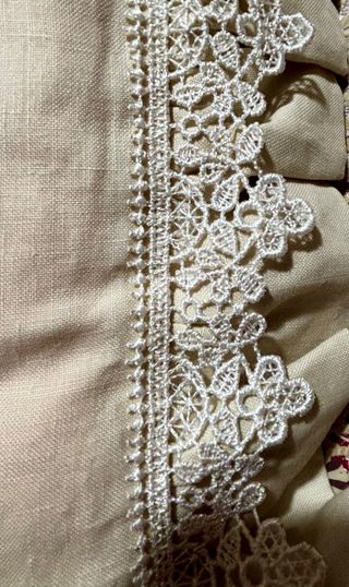 Cuscino vintage ricamato a mano