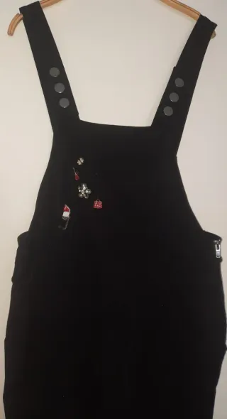 Pantalón peto negro con adornos