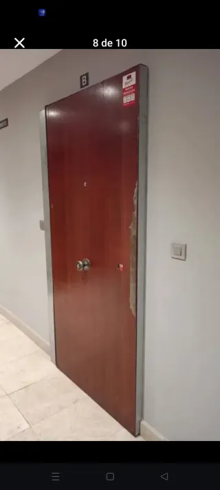 Puerta metálica antiocuka.