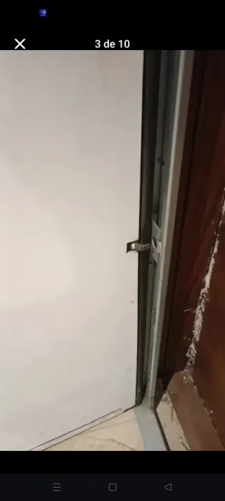 Puerta metálica antiocuka.