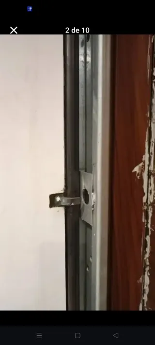 Puerta metálica antiocuka.