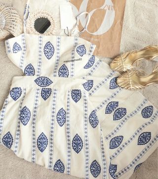 Vestido blanco y azul cut out